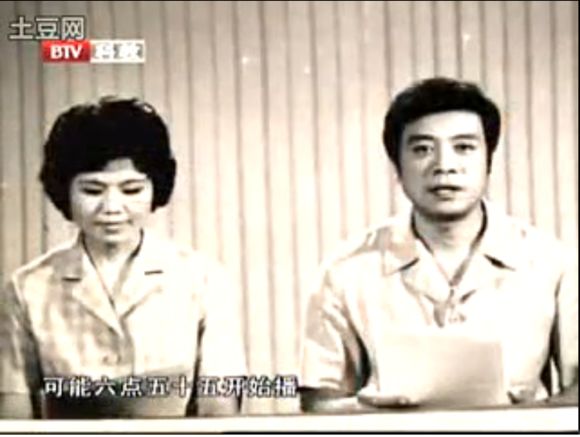 《新闻联播》播音结束后，主持人总会低声聊聊天，他们在聊什么呢