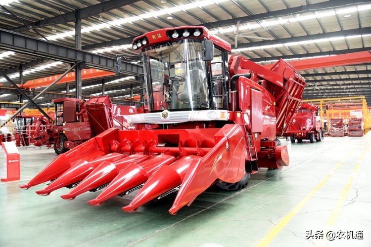 玉米收割机液压行走好还是机械好,自走式玉米收获机演示