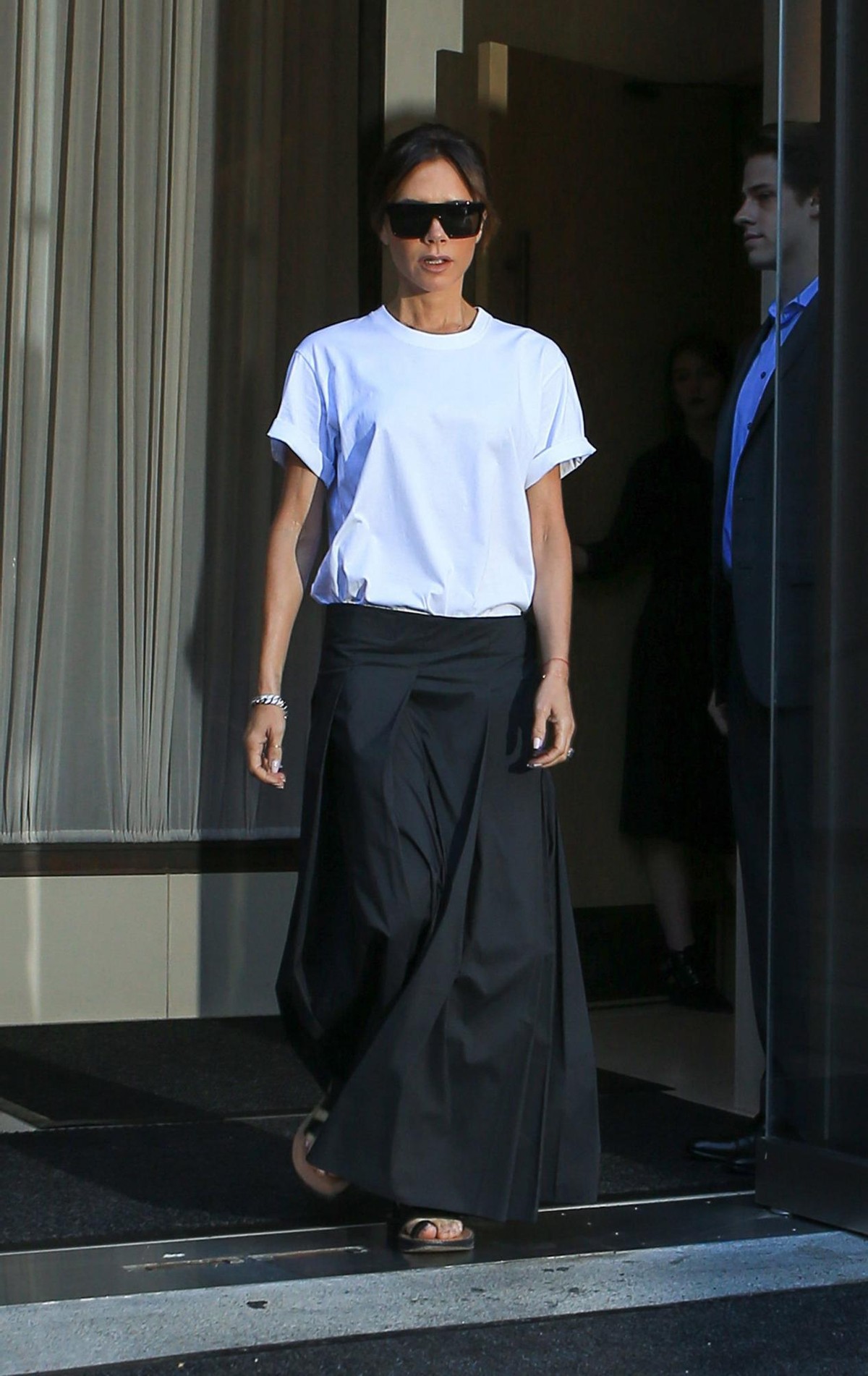 别人穿白T也时髦,为何自己穿像“睡衣”?这些搭配细节很重要