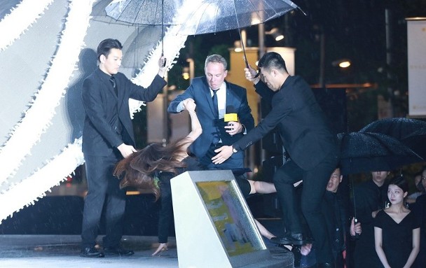 意外真摔光脚退场，粉丝滤镜被她狠怼，舒淇还是那个任性女侠啊