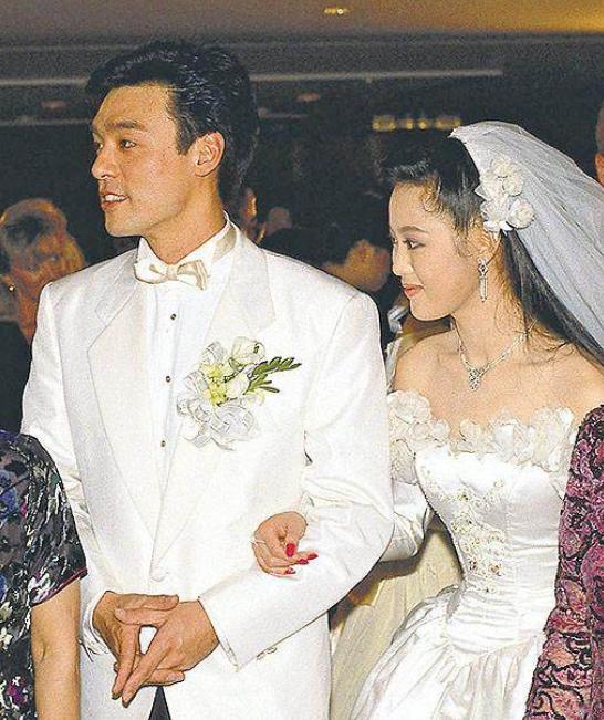 钟镇涛谈婚姻耐得住寂寞,钟镇涛前妻有钱还是现任有钱