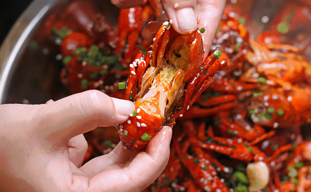 虾头里究竟是虾黄还是虾屎,虾头的虾黄可以吃吗