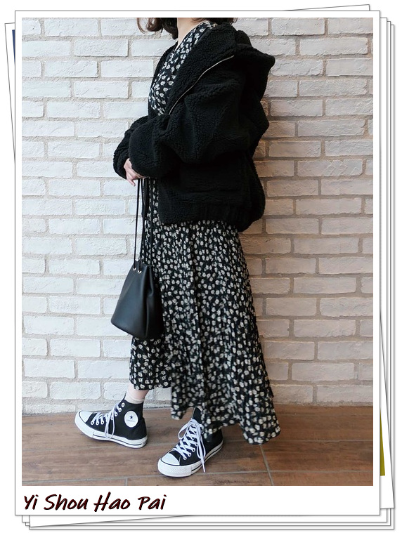 搭配休闲裙小黑鞋女款,连衣小黑裙搭配的小白鞋