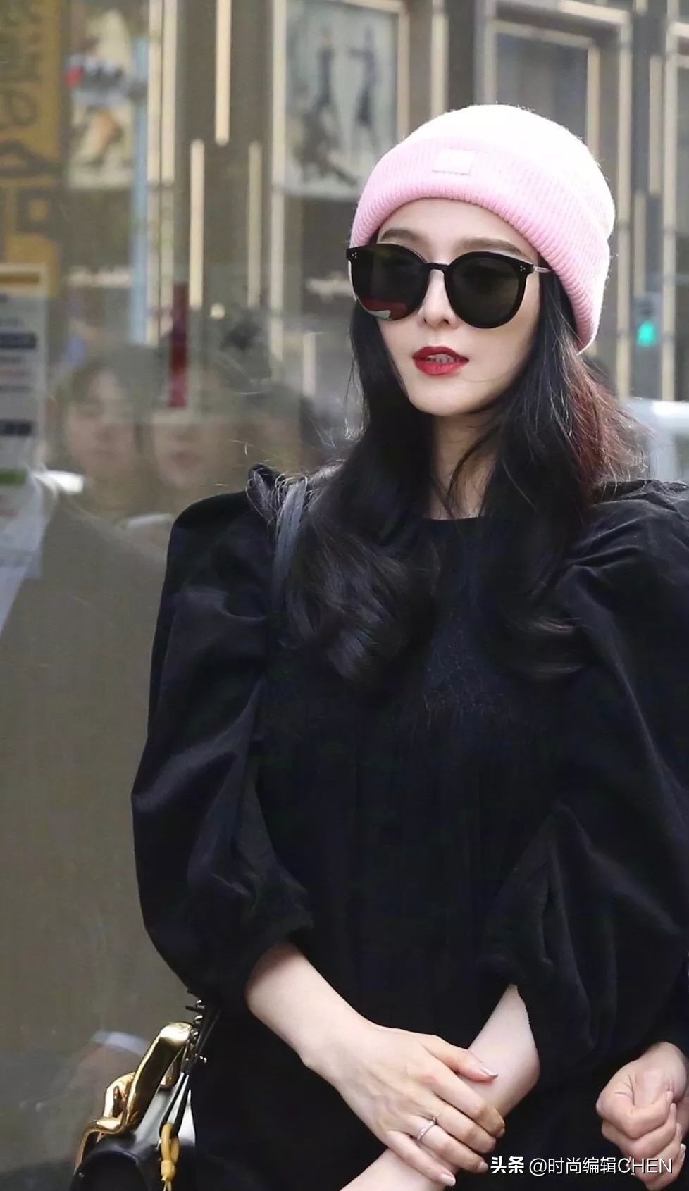 范冰冰现身穿搭抢镜 (范冰冰香港逛街显潮流)