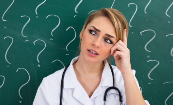 眼睛疼前面有黑点出现,眼睛前面总有黑点在飘是什么原因