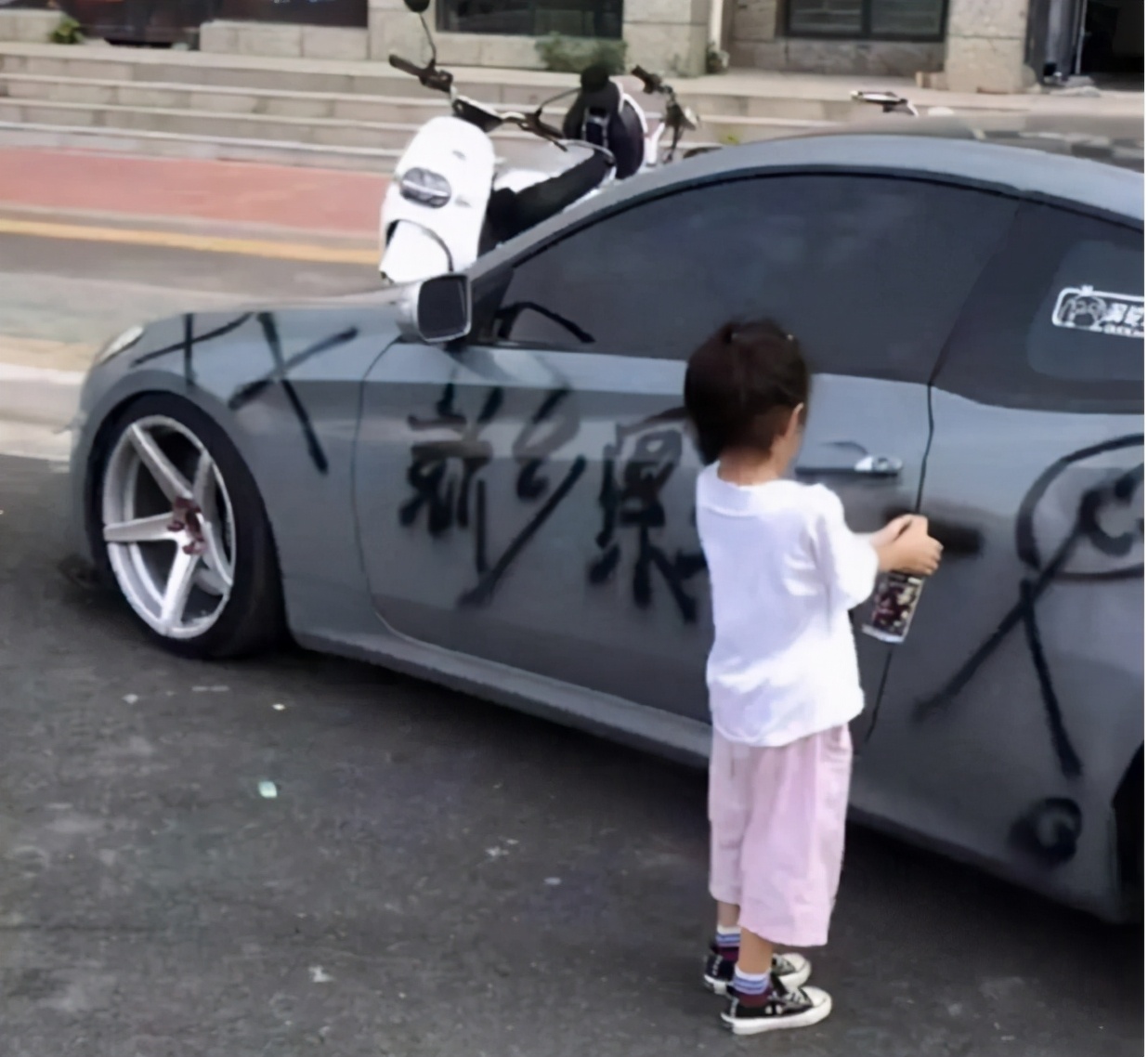 8岁女孩涂鸦画,三个孩子在豪车上涂鸦