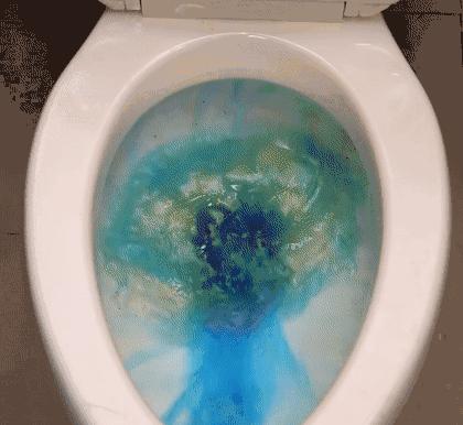 马桶水箱放一瓶洁厕液,马桶水箱里的脏东西冲不下去