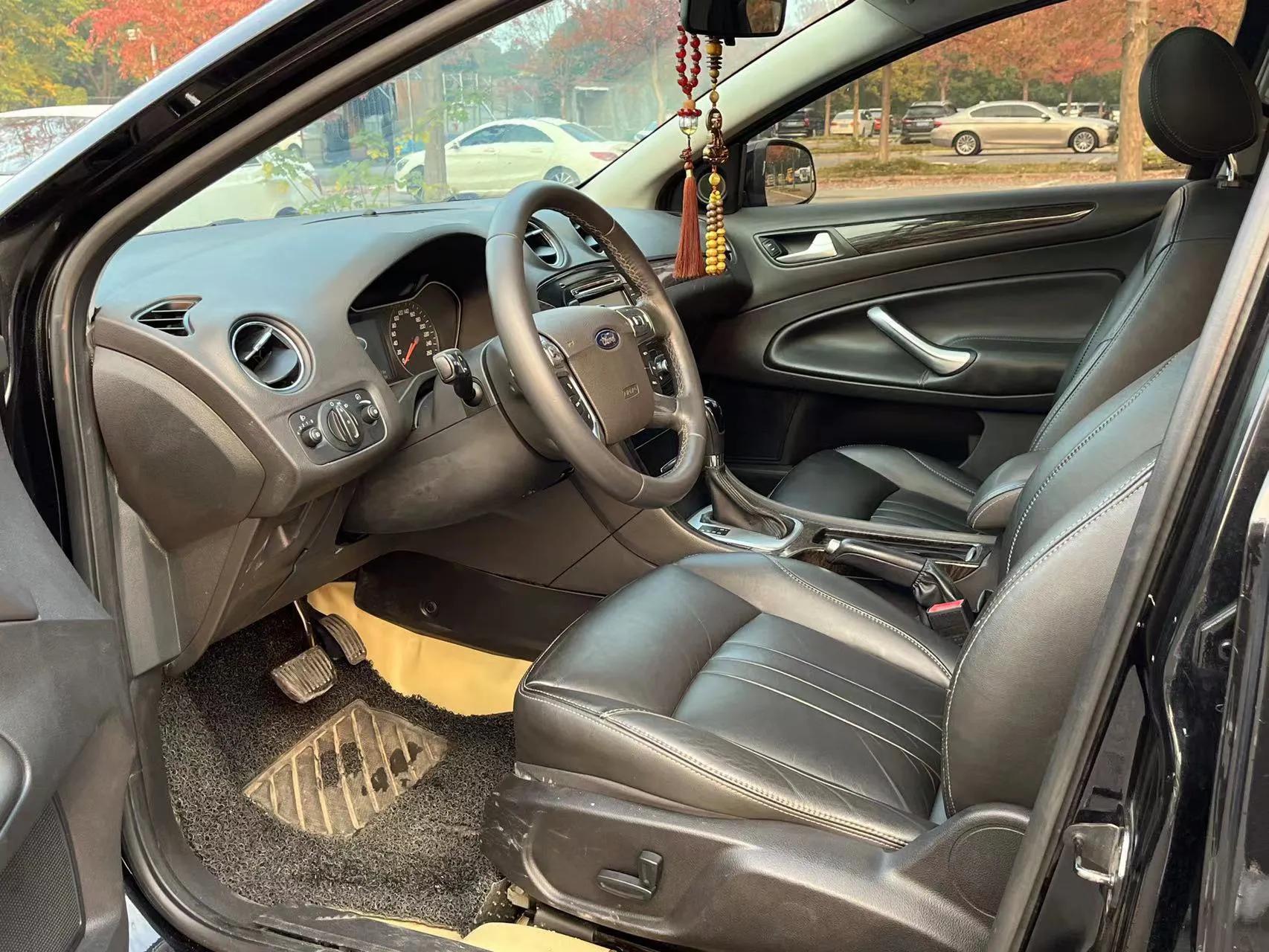 当年20多万的12款蒙迪欧2.3外形到现在也不过时4万多无人问津