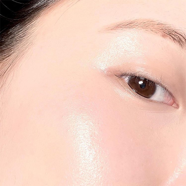 CHANEL全新气垫水粉底系列来啦，夏天也可带出莹亮肌