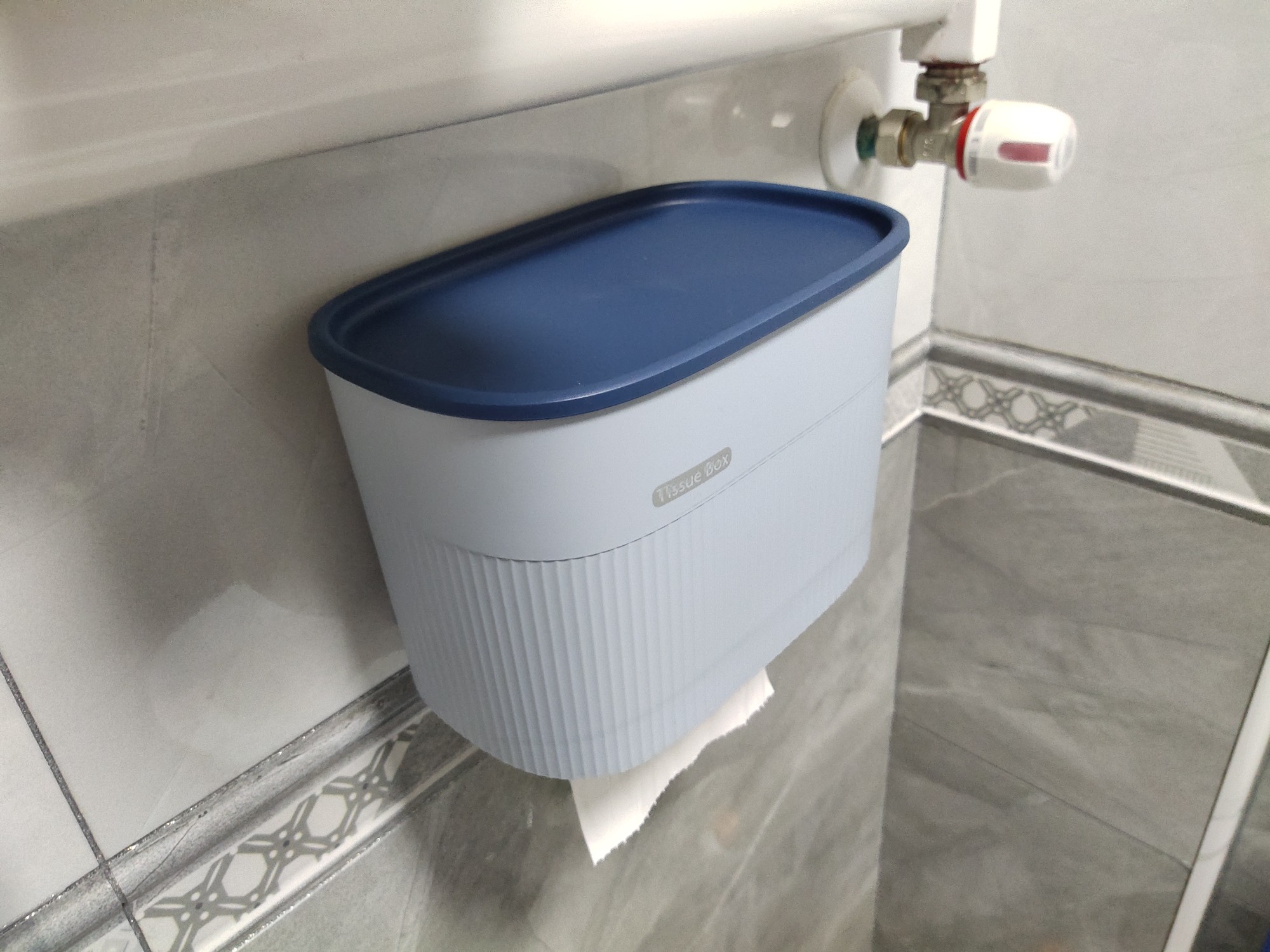 同样是小卫生间，看看人家的马桶边布置，干净利落、清清爽爽