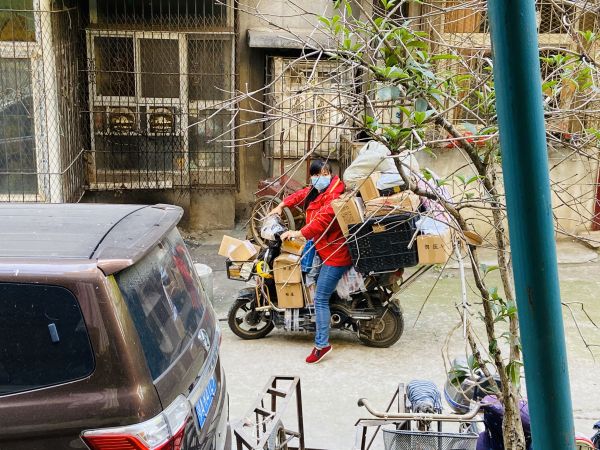 外省返汉快递员夫妻:包裹一天比一天多,城市热闹起来了