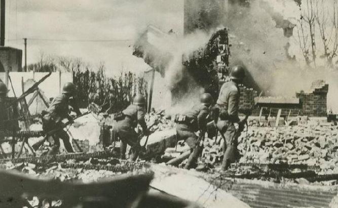 1951年邓华为何主动让位第一副司令给陈赓？甚至亲自致电伟人