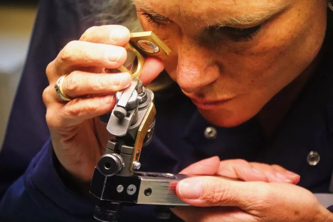 老梁观世界,荷兰购物买什么划算