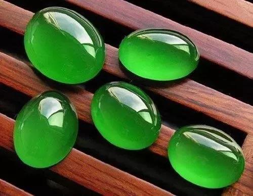 2018香港保利翡翠拍卖价格,保利春拍翡翠手镯5000万