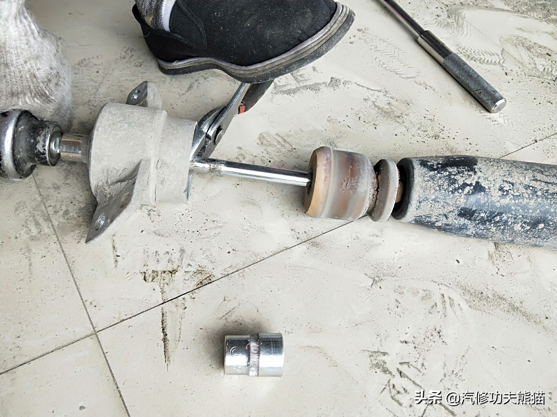 07年奥迪a6轻微烧机油怎么解决,奥迪2007款a6烧机油的原因