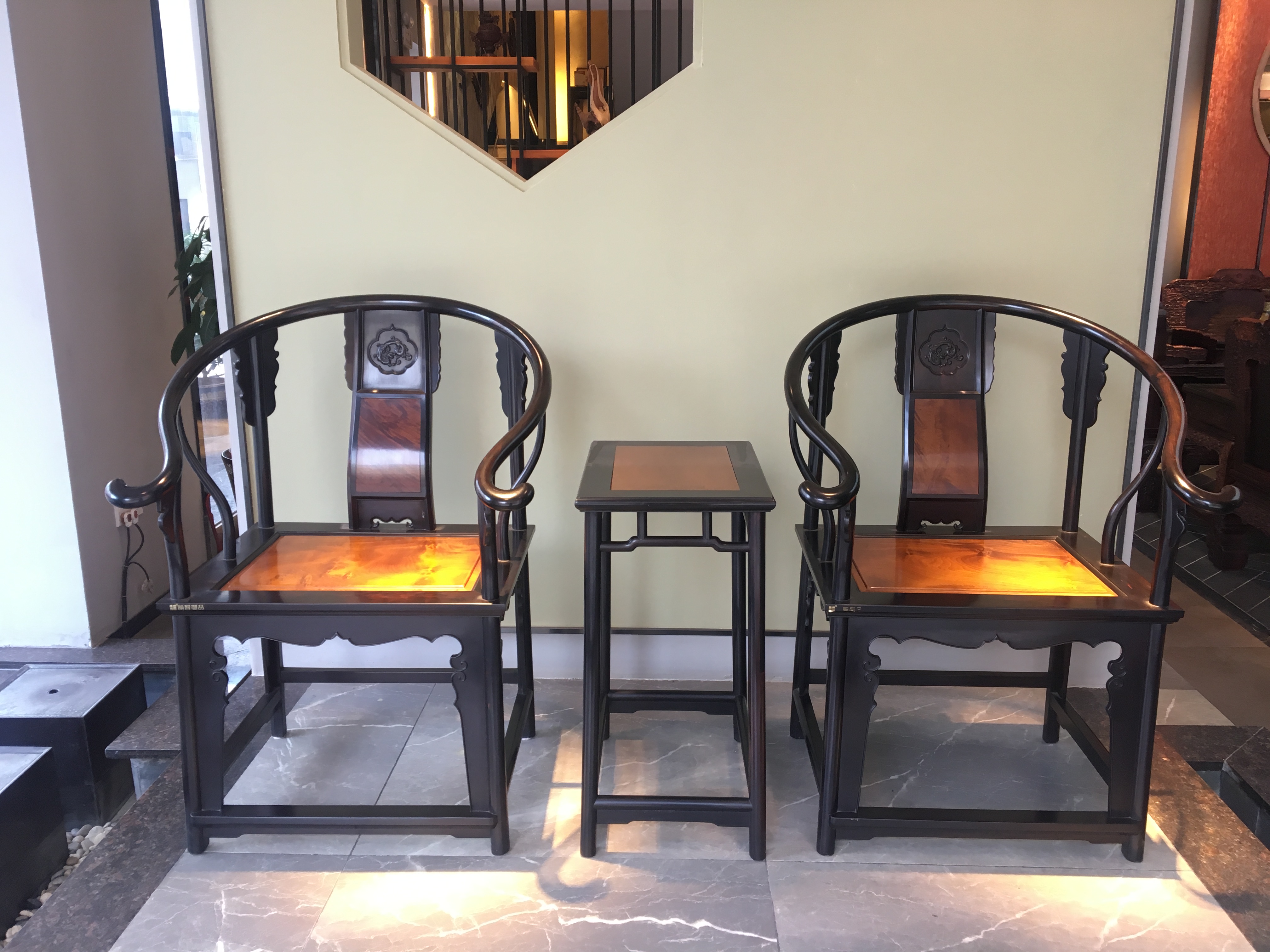 中式便宜红木家具圈椅搭配效果图,红木家具圈椅解析图片