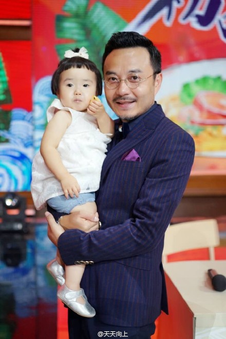 疗愈无数人的吃货小蛮长大不少,摇身一变成行走的表情包