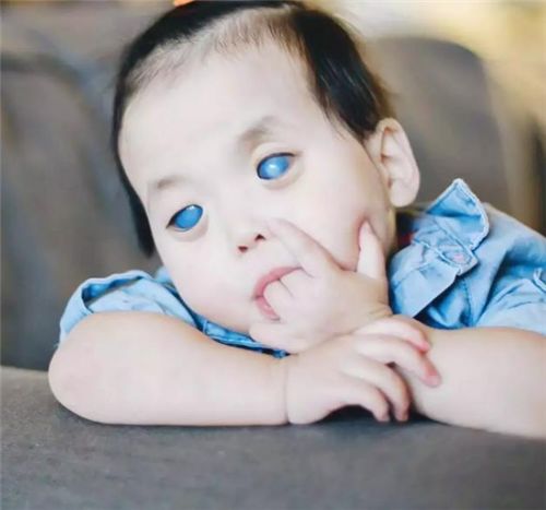 美国夫妇跨国领养的中国“蓝眼睛”女孩，当时被抛弃，如今怎样啦