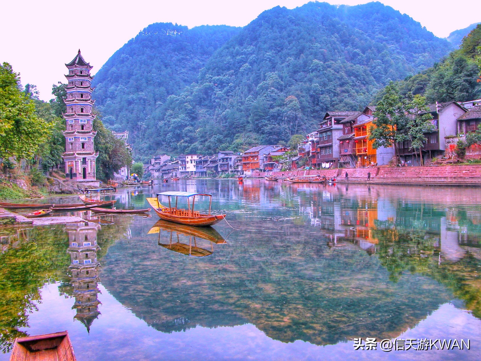 边城：沈从文笔下的湘西,沈从文在边城中对沱江的描写