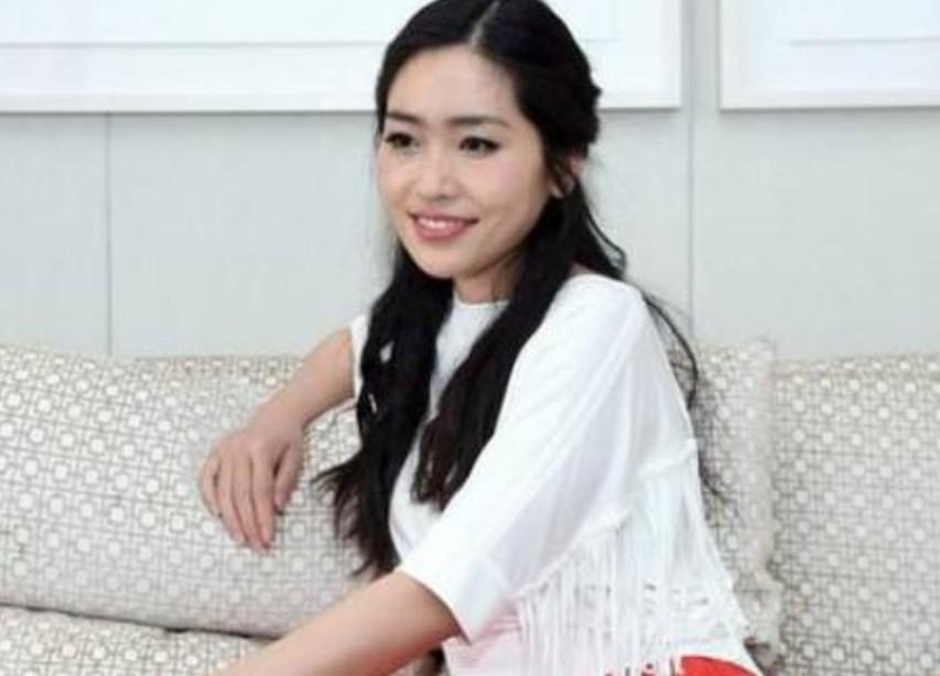 张艺谋长女张末，二嫁外国人后灰溜溜回国，与巩俐达成和解？