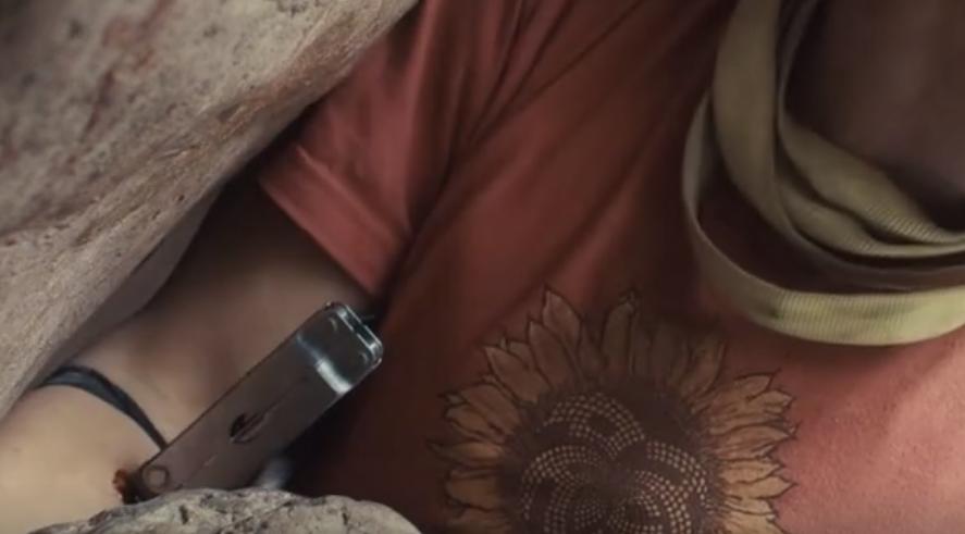 又渴又疼！手臂被石头卡住五天五夜？这部电影告诉你如何断臂求生