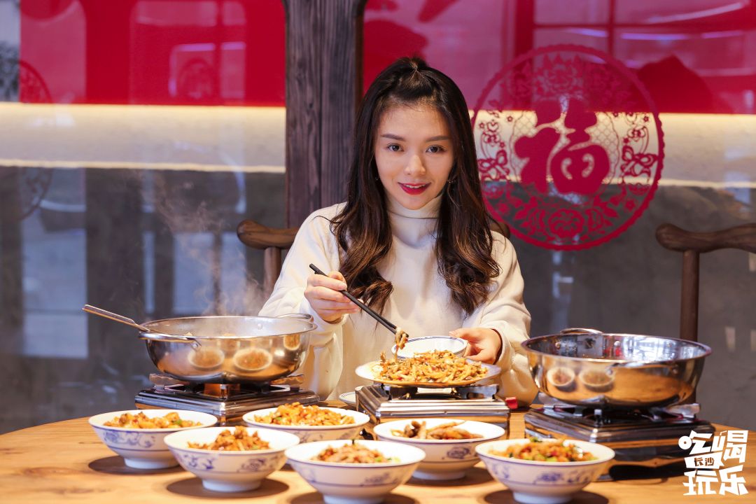 酷炫新地标！6m高巨型太空人登陆星城，开启未来进行时