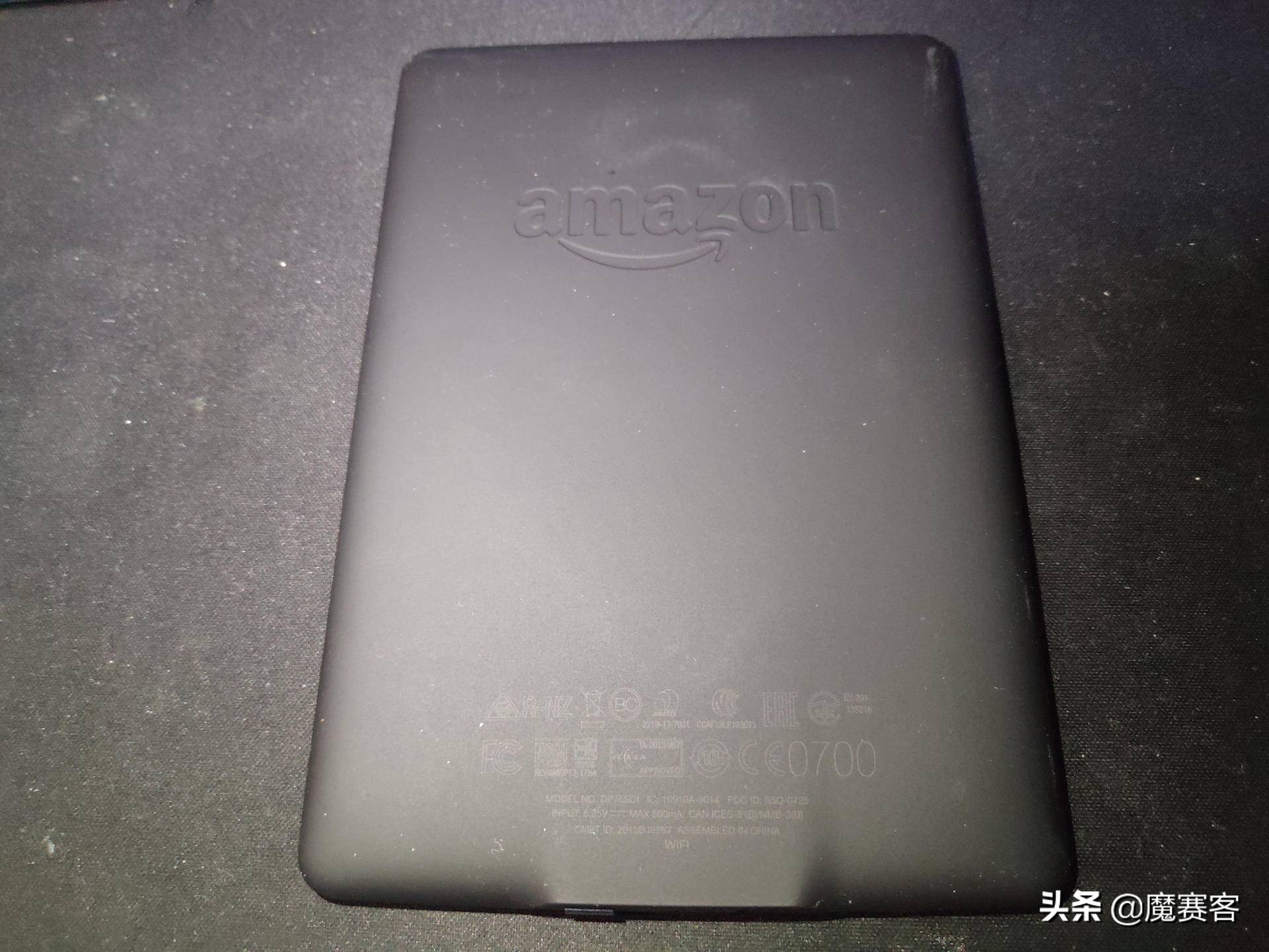 成年人的写字桌,成年人桌面书架