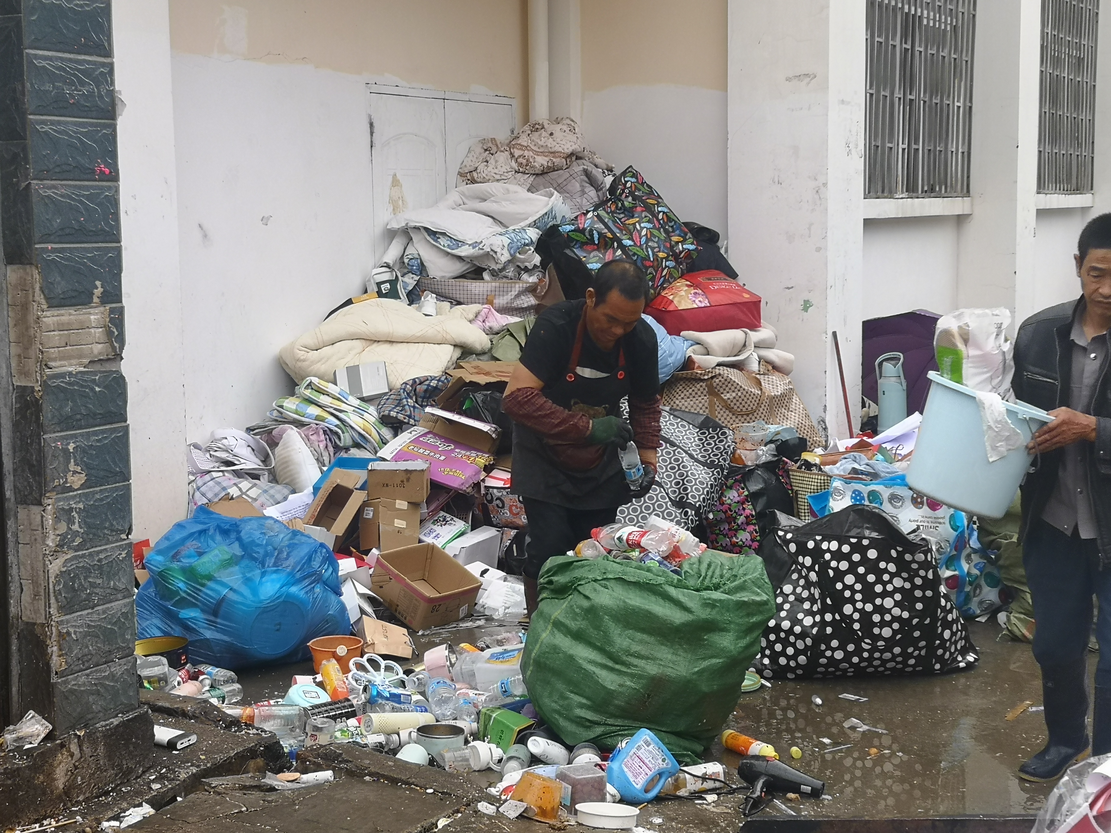 旧衣物回收行业真实状况,旧衣服回收第一个环节要分类吗