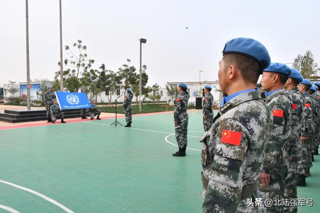 ​在西非马里，“蓝盔勇士”向抗疫“白衣战士”投来崇拜的目光……