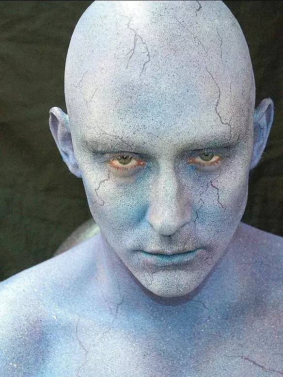 7年前惊艳世界的精灵王,如今在开拖拉机,“大王您养鸡都美”