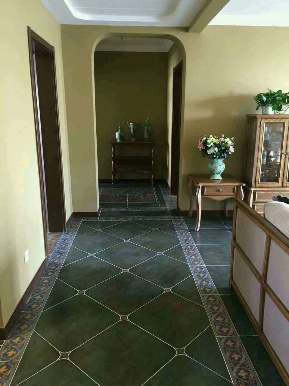 家里装修选择墙漆还是墙纸？