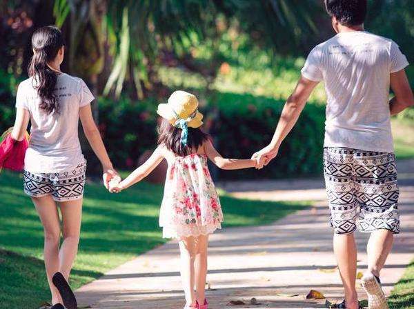 6岁孩子在学校不敢上厕所,7岁女童不停上厕所