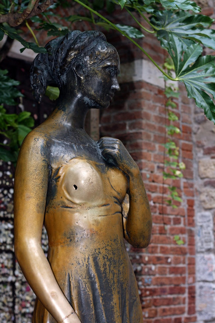 见证爱情的地方原唱,见证爱情神圣的地方