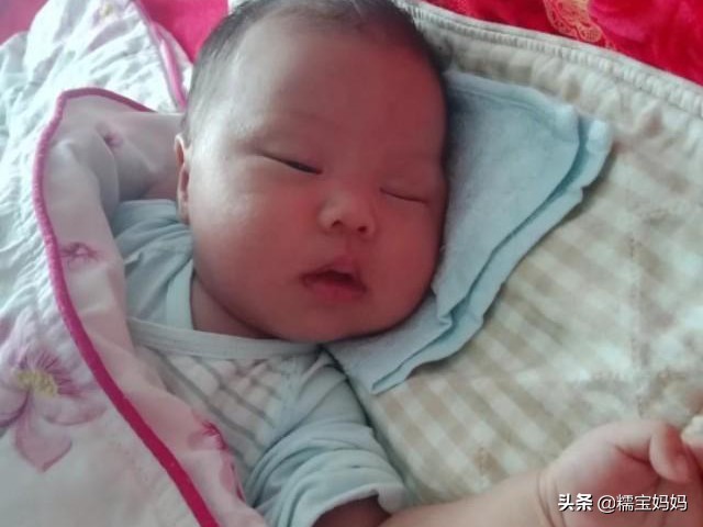 宝宝头型睡扁会不聪明吗,宝宝头型睡得好丑