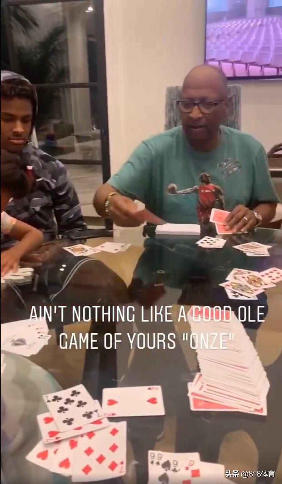 詹皇祖孙3代共进晚餐!开2瓶葡萄酒庆祝,餐后陪老丈人打扑克不来钱