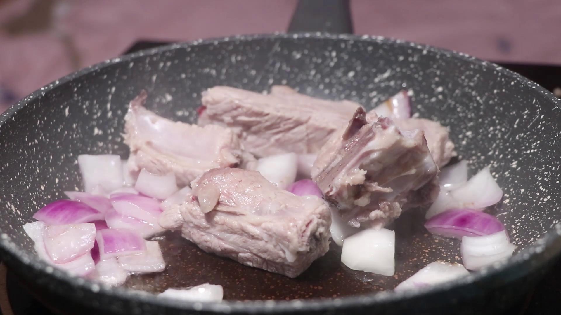 排骨焖饭加菜一锅出,排骨焖饭酱汁香辣口味