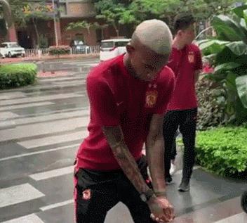 黄博文再送乌龙助攻,黄博文晒申花球衣