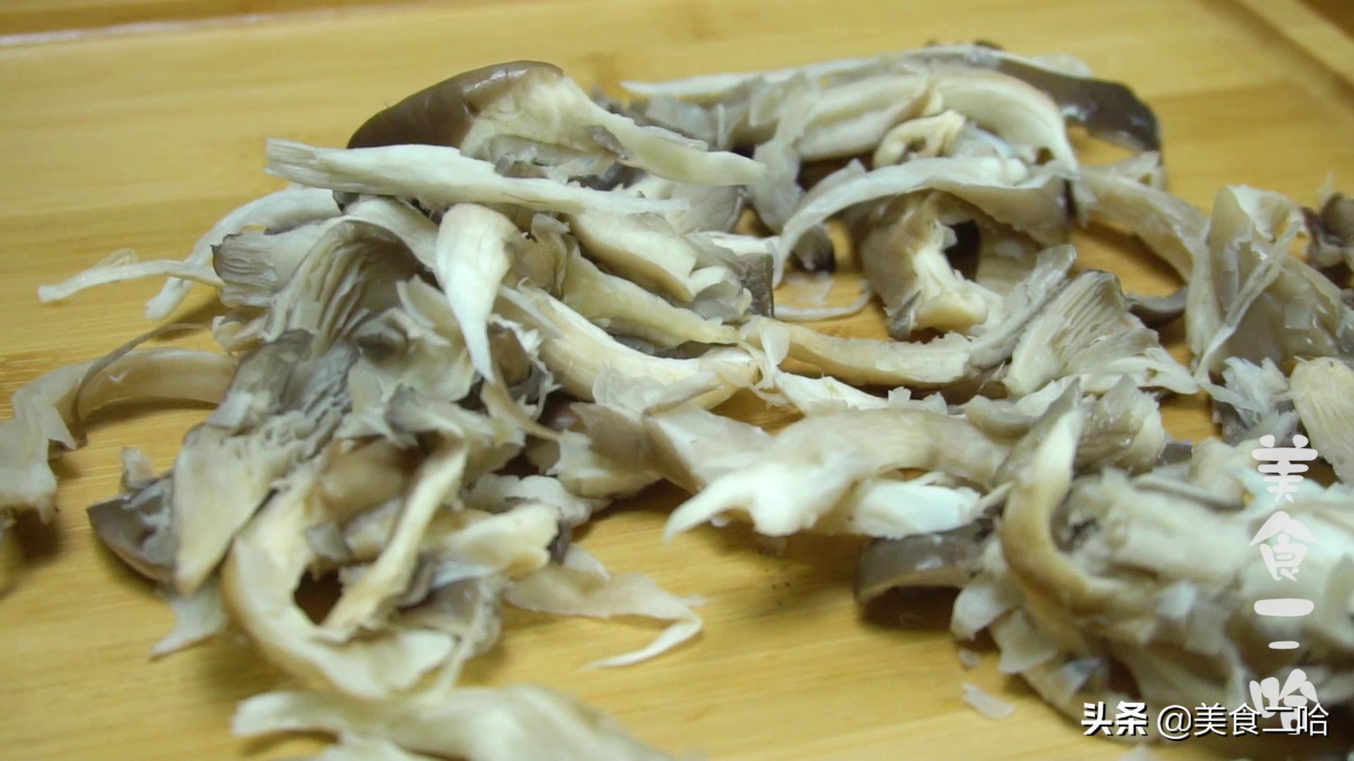 自从知道蘑菇可以这样吃，我家一周吃5次，酥香咸脆，比吃肉过瘾