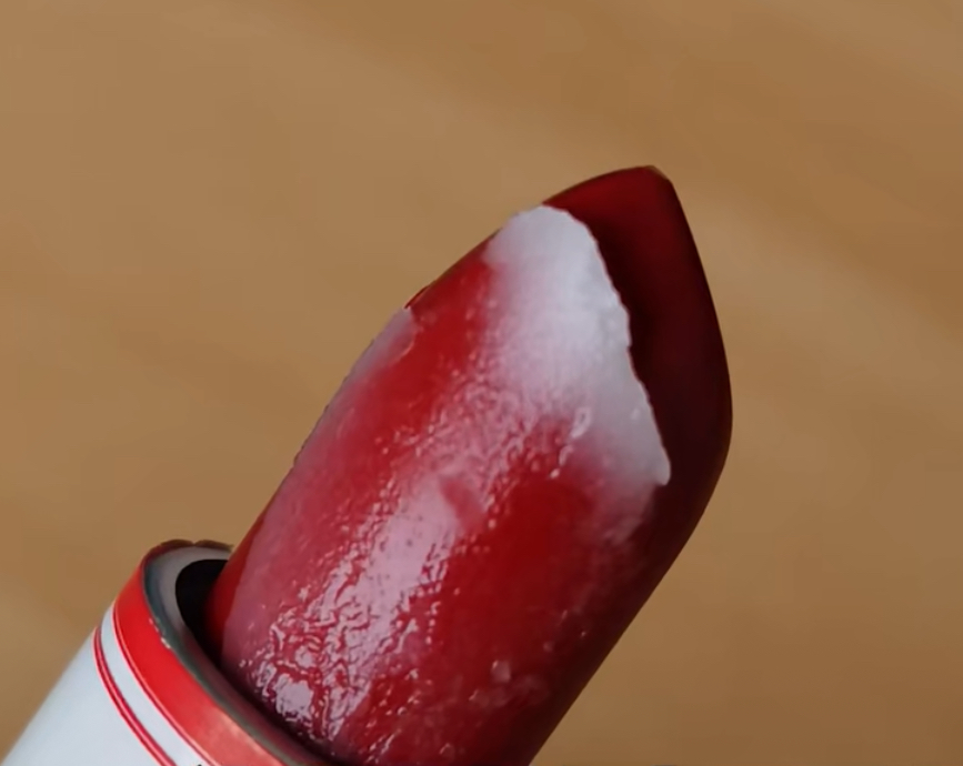 口红出现油臭味,口红为啥用着用着就变色了