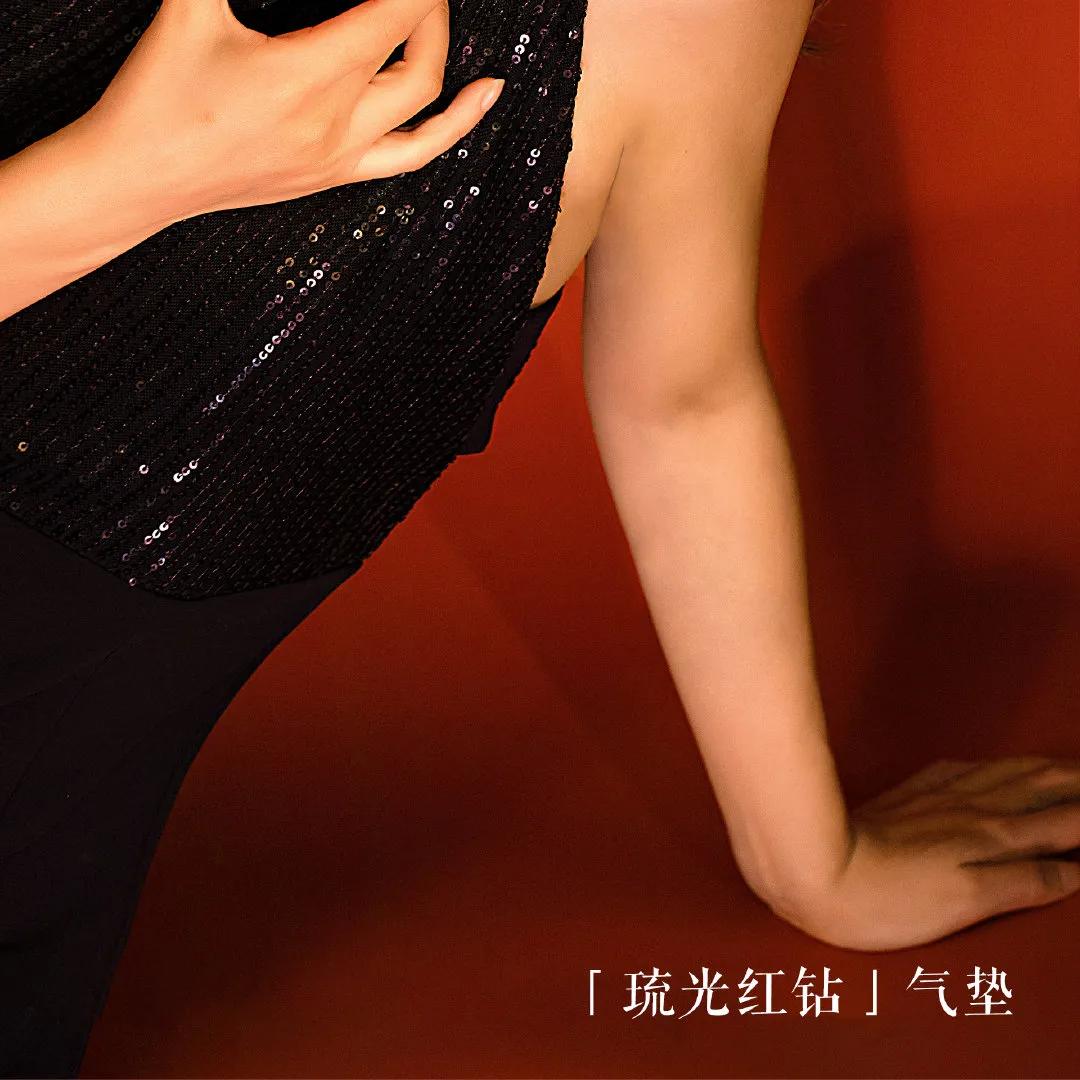 易烊千玺代言阿玛尼出场,易烊千玺代言阿玛尼刻字