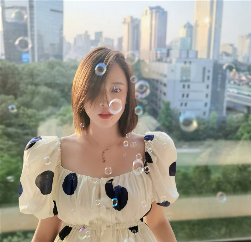 胸大怎么穿衣服不尴尬,胸大的妹子穿什么衣服保守