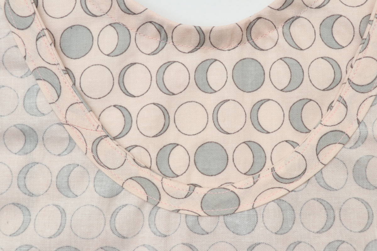 领口和领子的缝合方法,v领领口中间有三针平针缝合方法