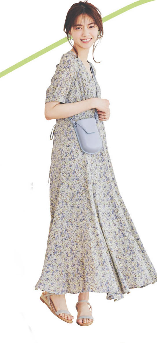 夏天鲜艳的花丛中穿什么裙子好看,夏天穿什么颜色的裙子好看