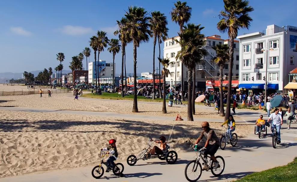 美国最富加州崩塌？大企业跑路，居民出逃，流浪汉占领城市