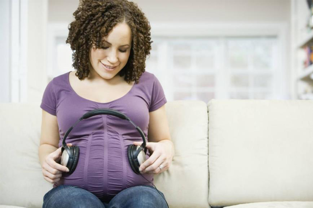 胎宝宝在肚子里踢爸爸,怀孕7个月宝宝猛踢肚子