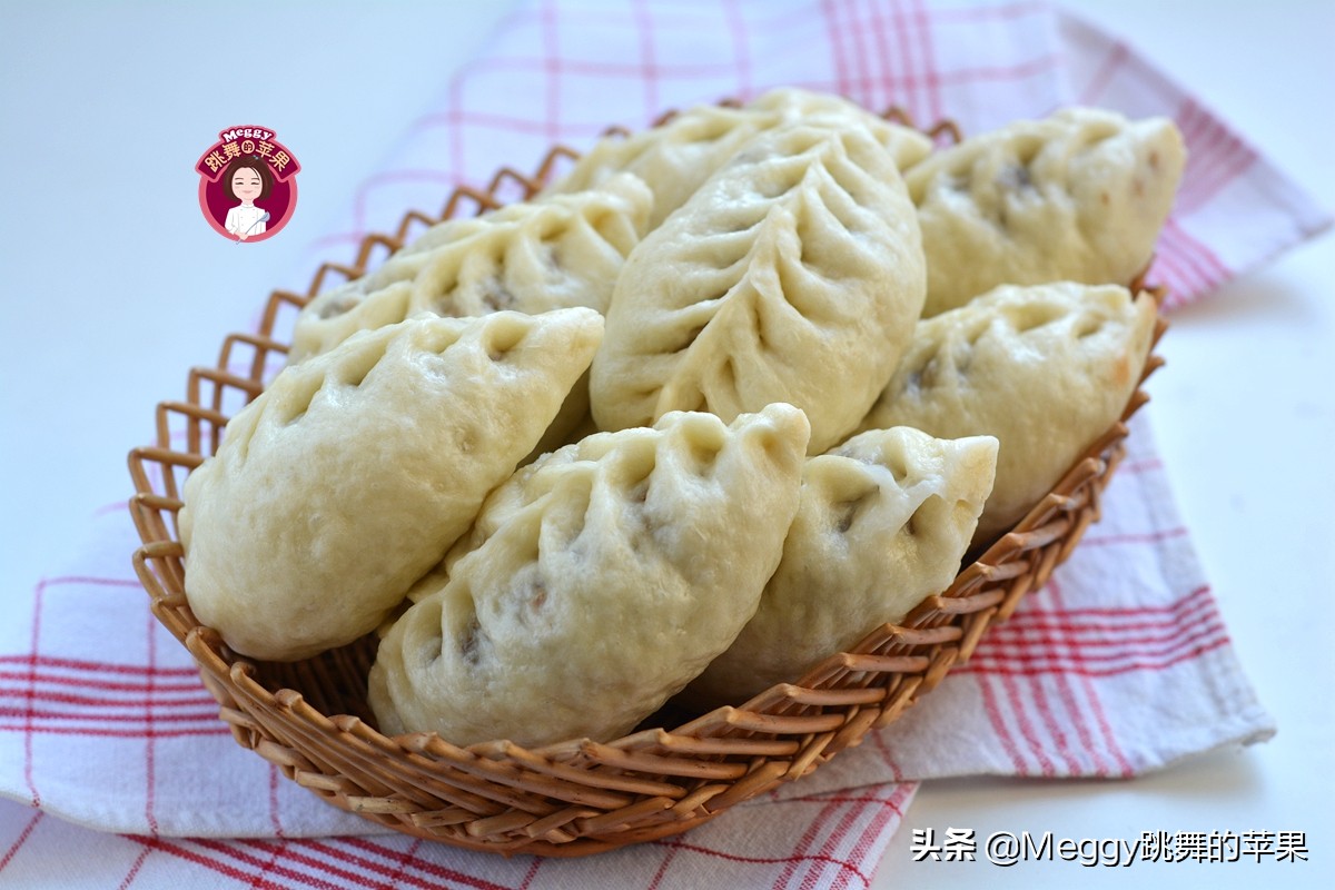 全家老少都爱的酱肉包子，酱香浓郁又暄软，左右手各2个吃撑了