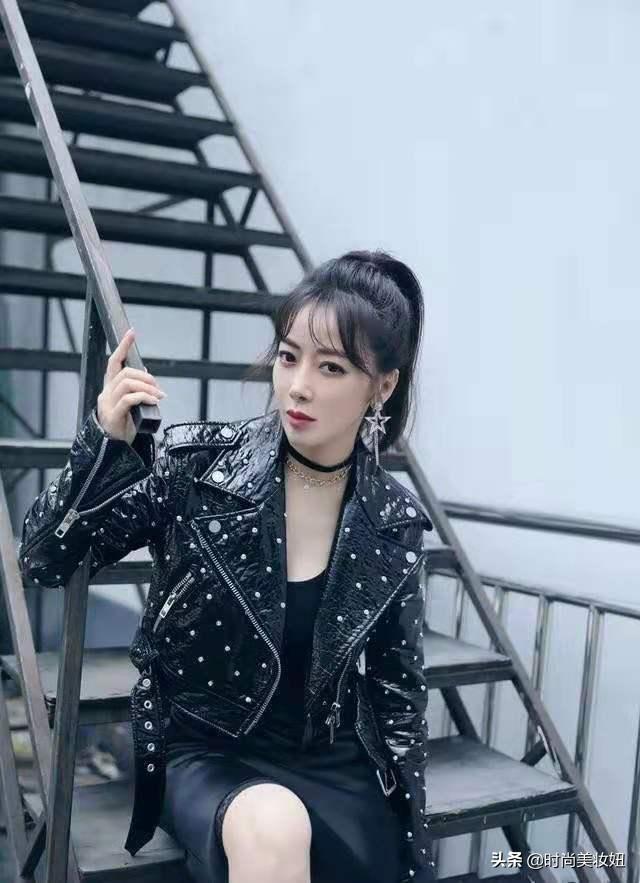 陈紫函穿黑色无袖汗衫出席活动照 (陈紫函穿金色套装红毯争艳)