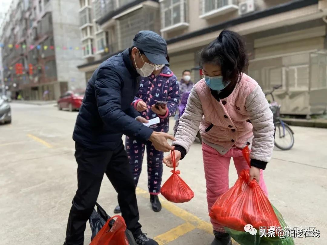 新洲区阳逻街常乐社区志愿者：“跑腿代购”暖人心