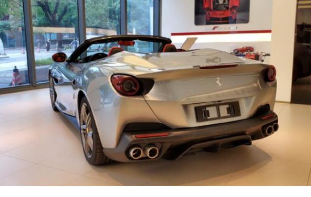 开480万法拉利接孩子放学被骂炫富,男生开800万法拉利