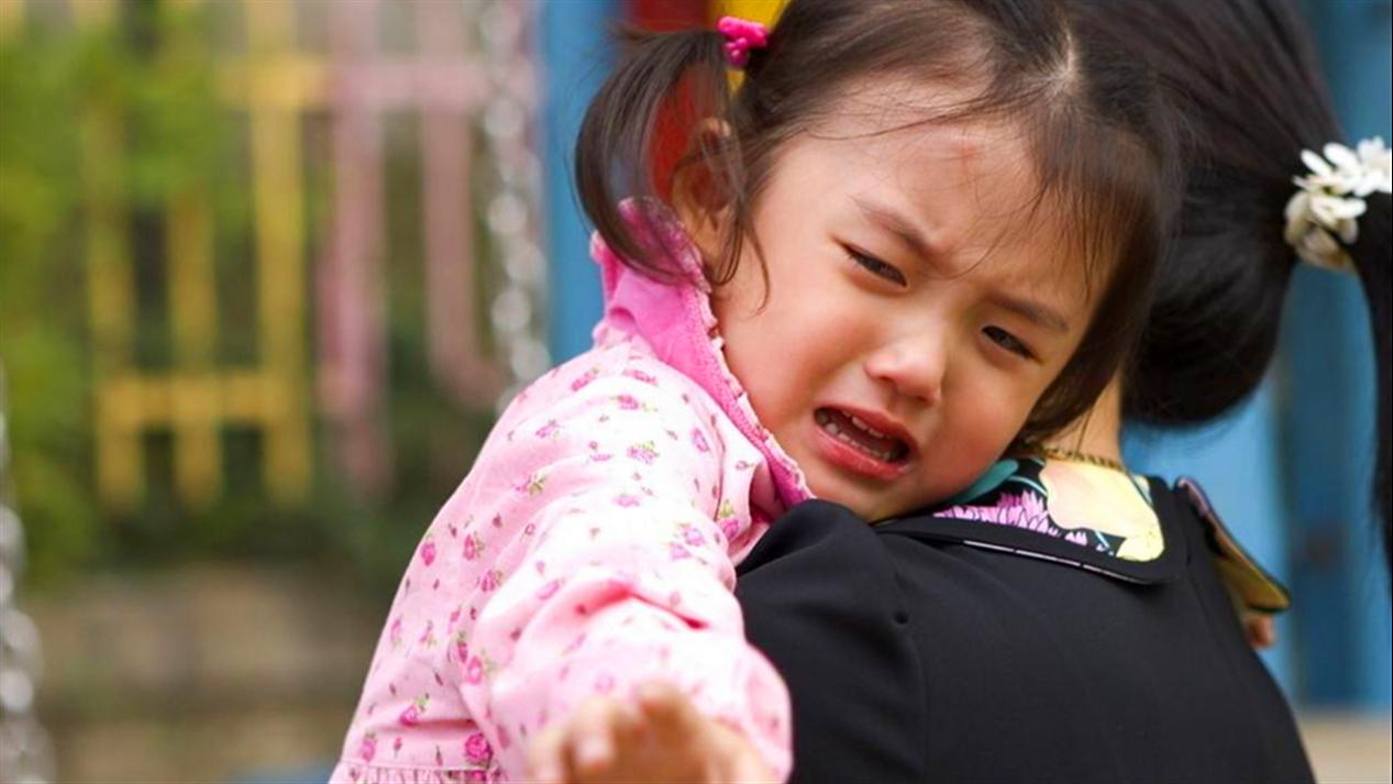 孩子闹着要买ugg,小孩闹父母给买苹果手机